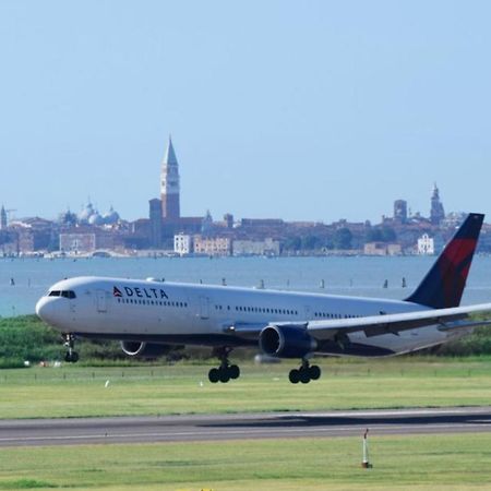 "Fly To Venice" Airport Tessera Exterior photo