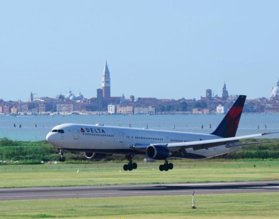 "Fly To Venice" Airport Tessera Exterior photo